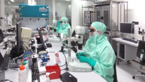Manual Assembly of the lens in a dedicated cleanroom